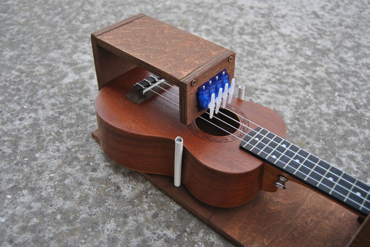 W AGH powstał robot, który gra na ukulele