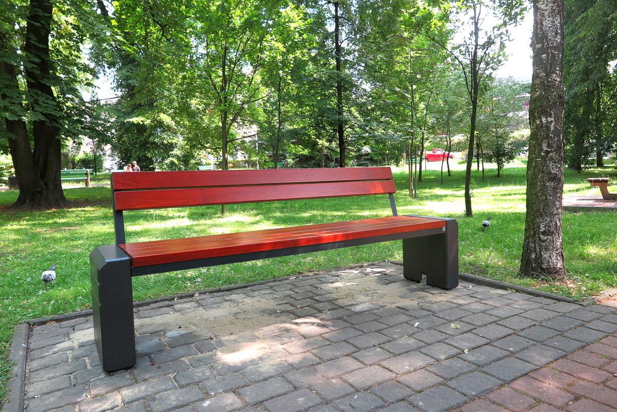 Nowe ławki w parku w centrum