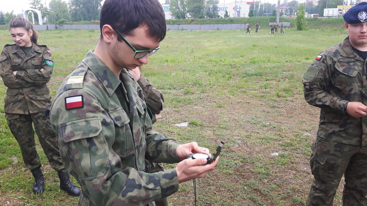 Uczniowie ZSP nr 2 na szkolnych manewrach taktyczno-obronnych.
