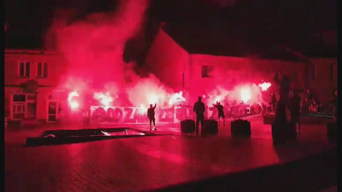 Jaworznicka policja bada sprawę kibolskiej manifestacji na rynku