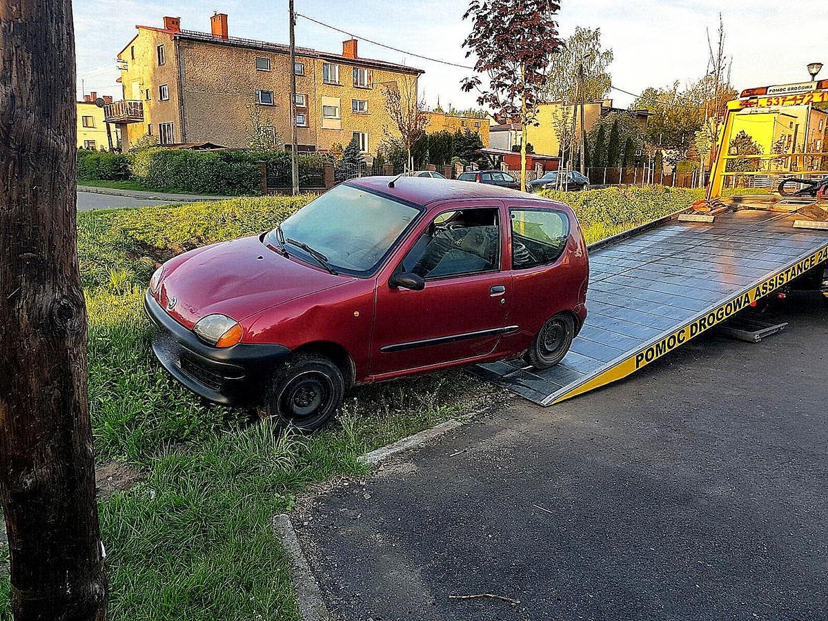 Porzucony mały fiat i kilkadziesiąt metrów kabla niewiadomego pochodzenia