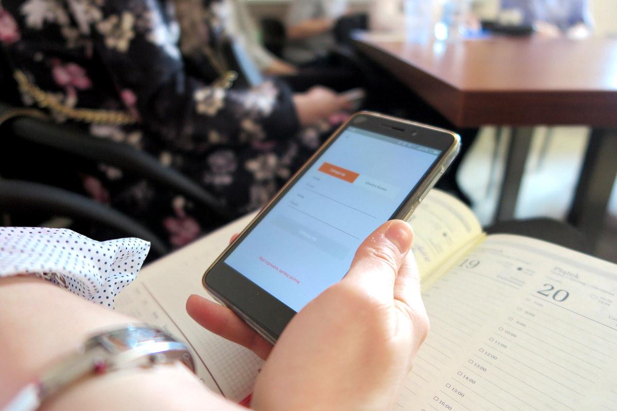 Szukasz pracy w Jaworznie? Użyj smartfona!