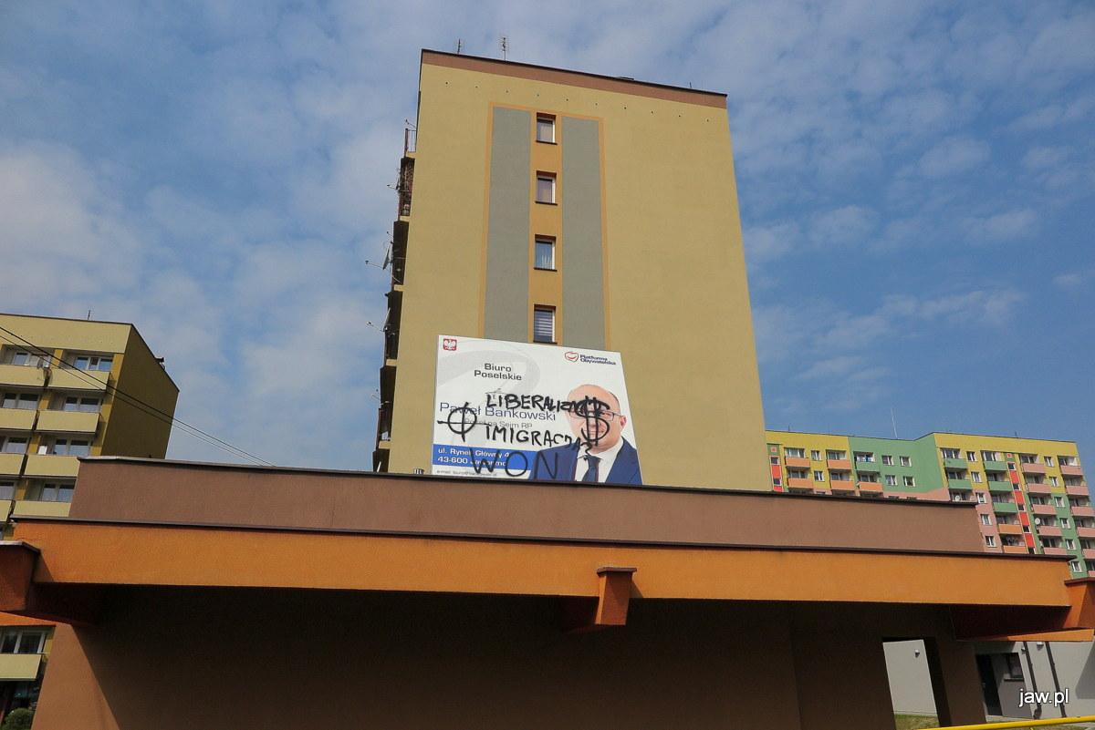 Wandale zniszczyli mienie biura poselskiego Pawła Bańkowskiego