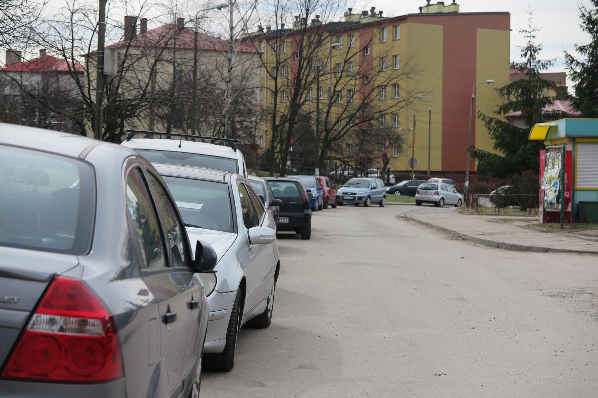 Zniszczone samochody na Podwalu