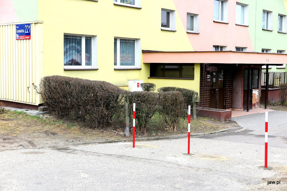 ul. Grunwaldzka: nowe słupki przy blokach