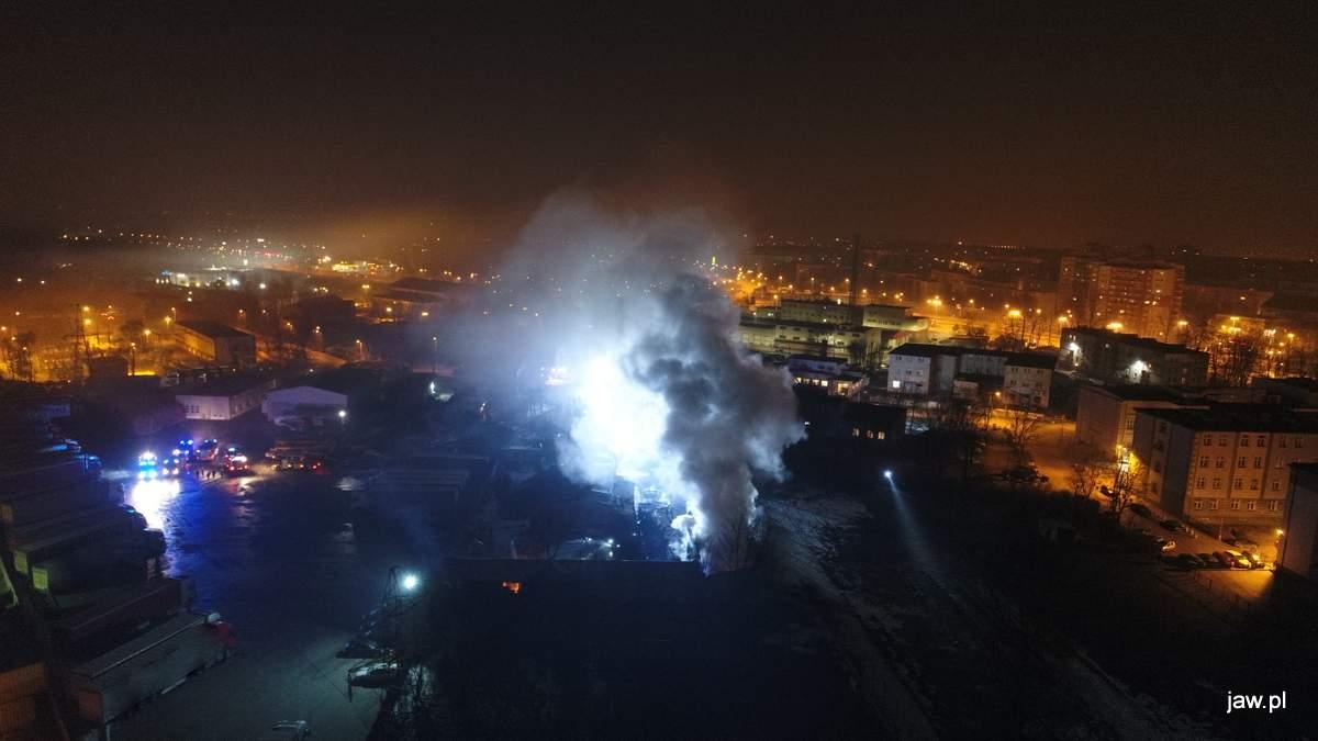 Video: Potężny pożar na złomowisku. Paliły się butle z gazem!