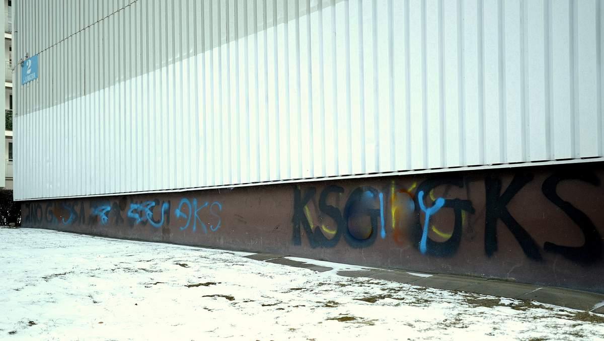Sprayem po murze