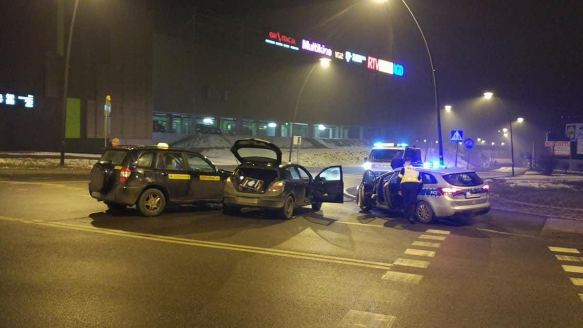 Stłuczka taksówki z policją