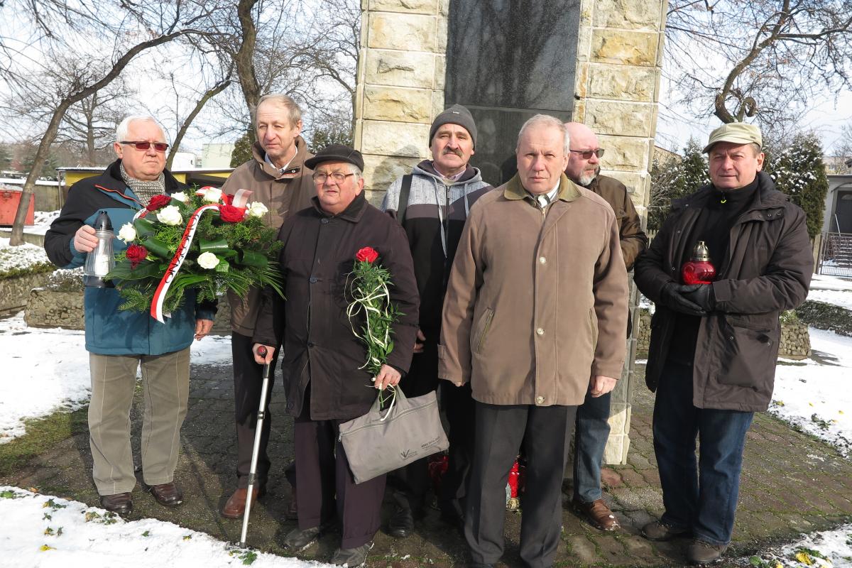 SLD złożyło kwiaty pod pomnikiem żołnierzy radzieckich