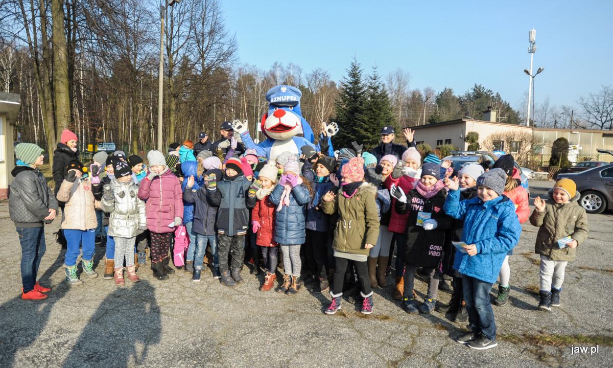 Bezpieczne ferie 2018: Sznupek radzi, jak zimą bezpiecznie się bawić.