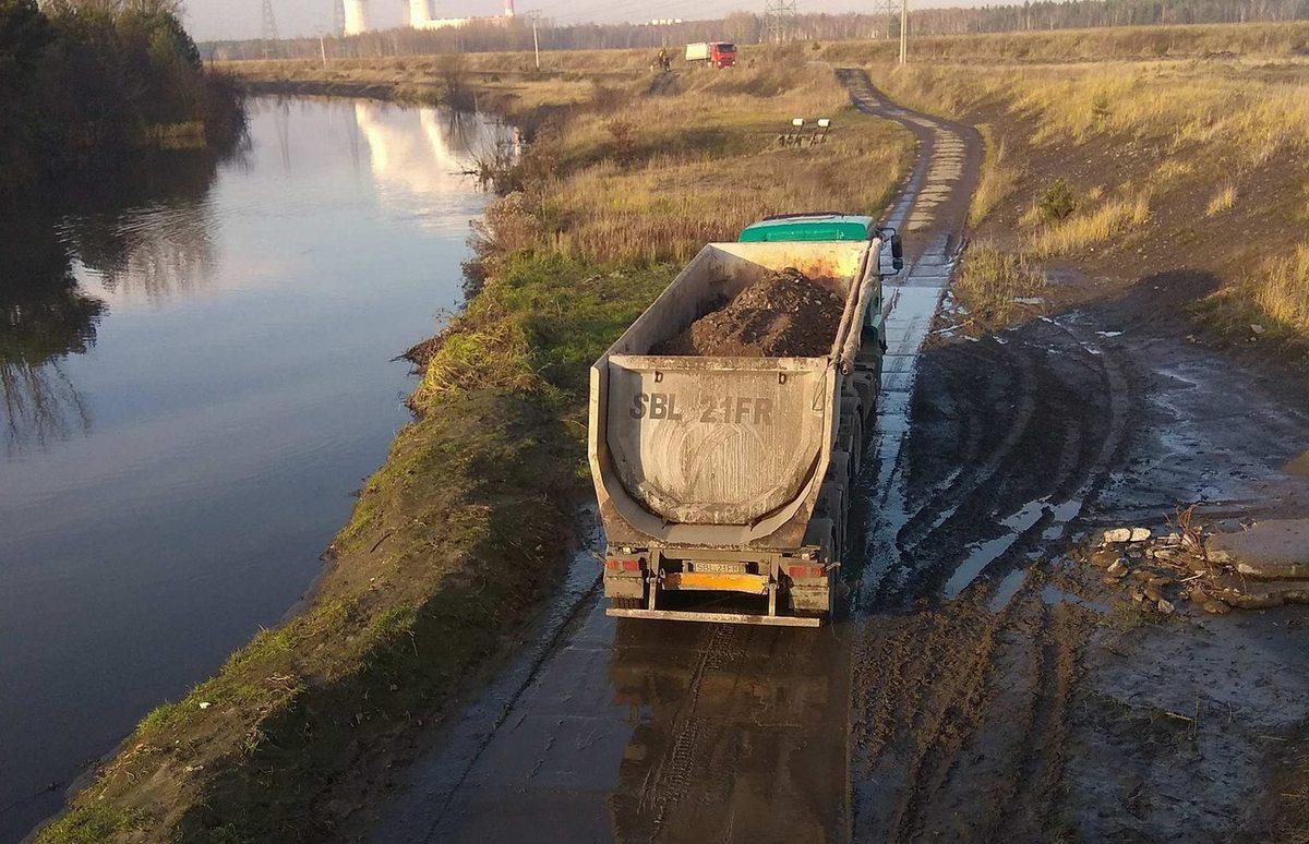 Jeleń: Ciężarówki na osadnik