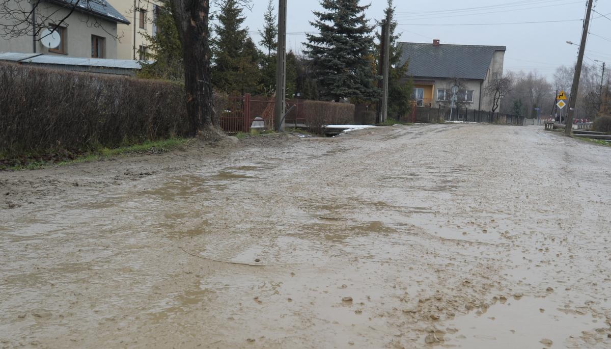 W Byczynie grzęzną w błocie