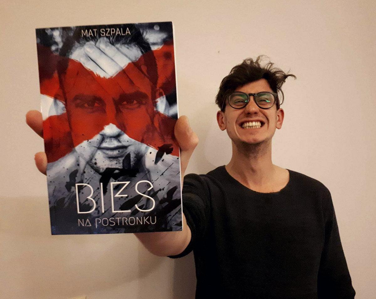 Bies na postronku - literacki debiut Mateusza Szpali