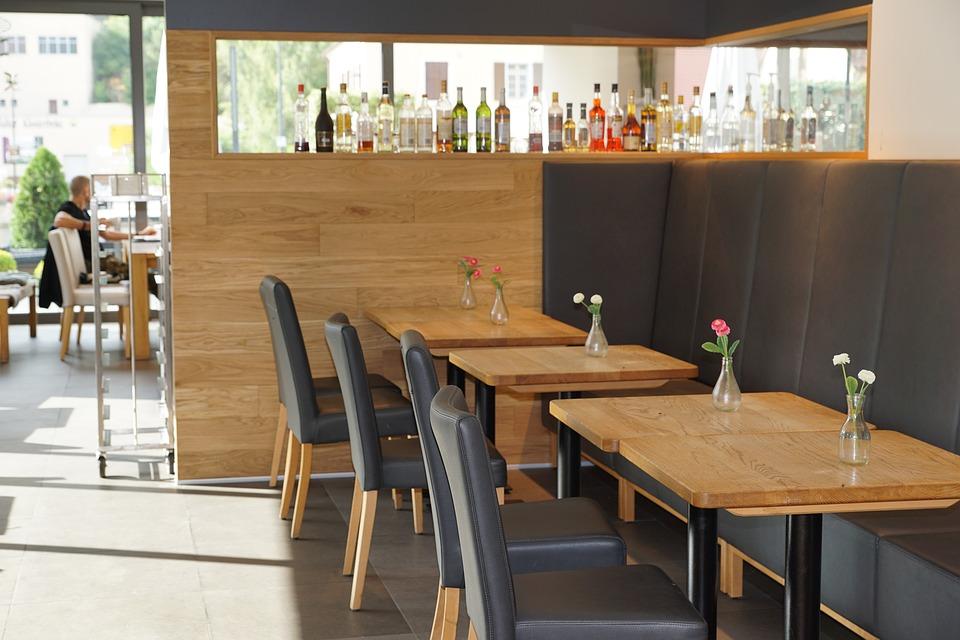 Nowoczesne i designerskie – w poszukiwaniu modnych mebli do restauracji i kawiarni