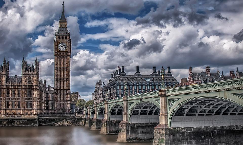 W jaki sposób najkorzystniej przelać pieniądze z Polski do UK?