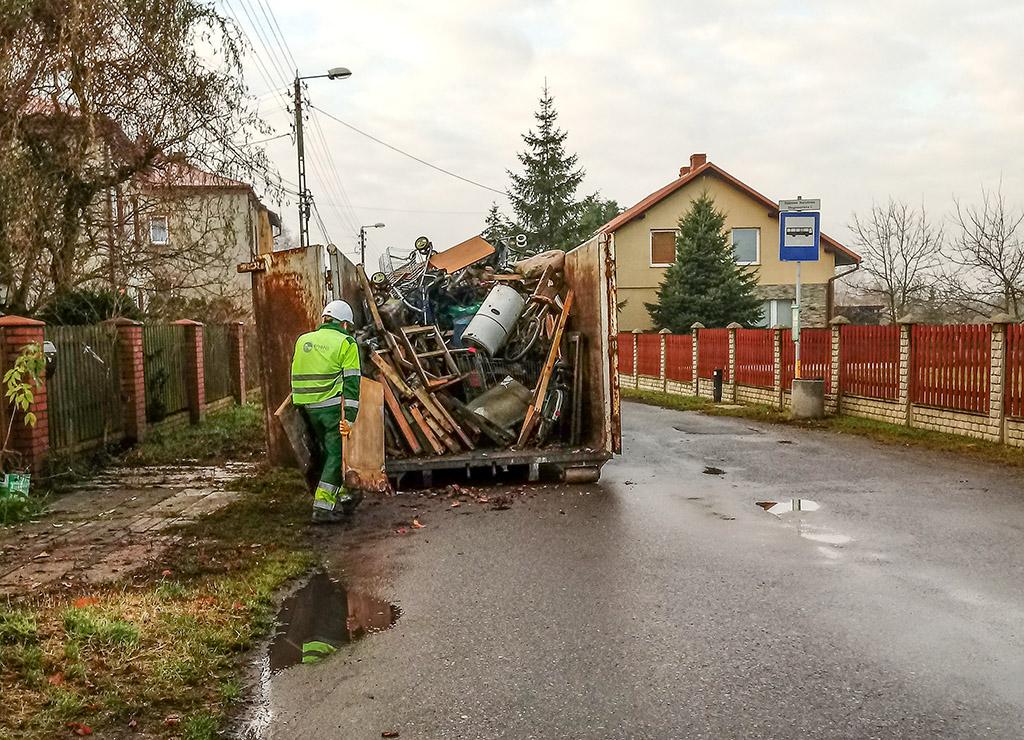 Sprzątanie posesji kolekcjonera śmieci