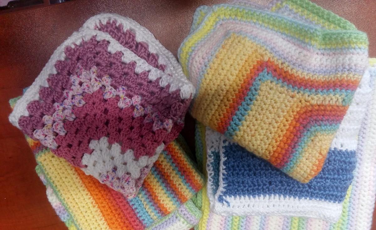 Jaworznianki dziergają kocyki dla maluszków