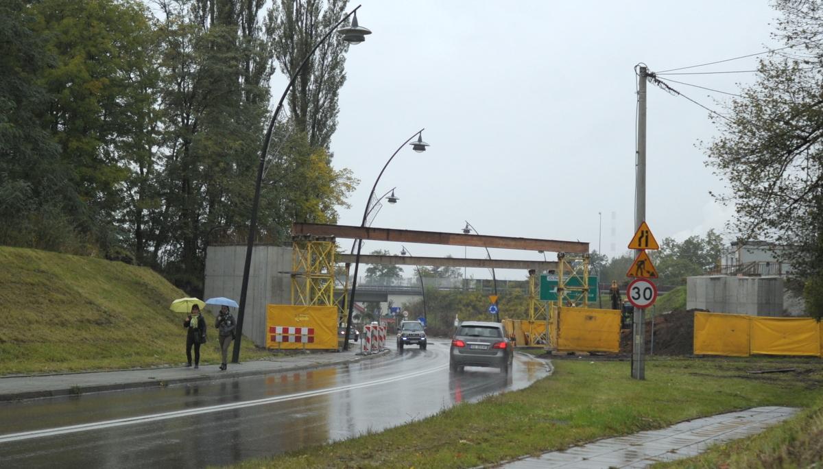 Powstaje kładka rowerowa na Kolejowej