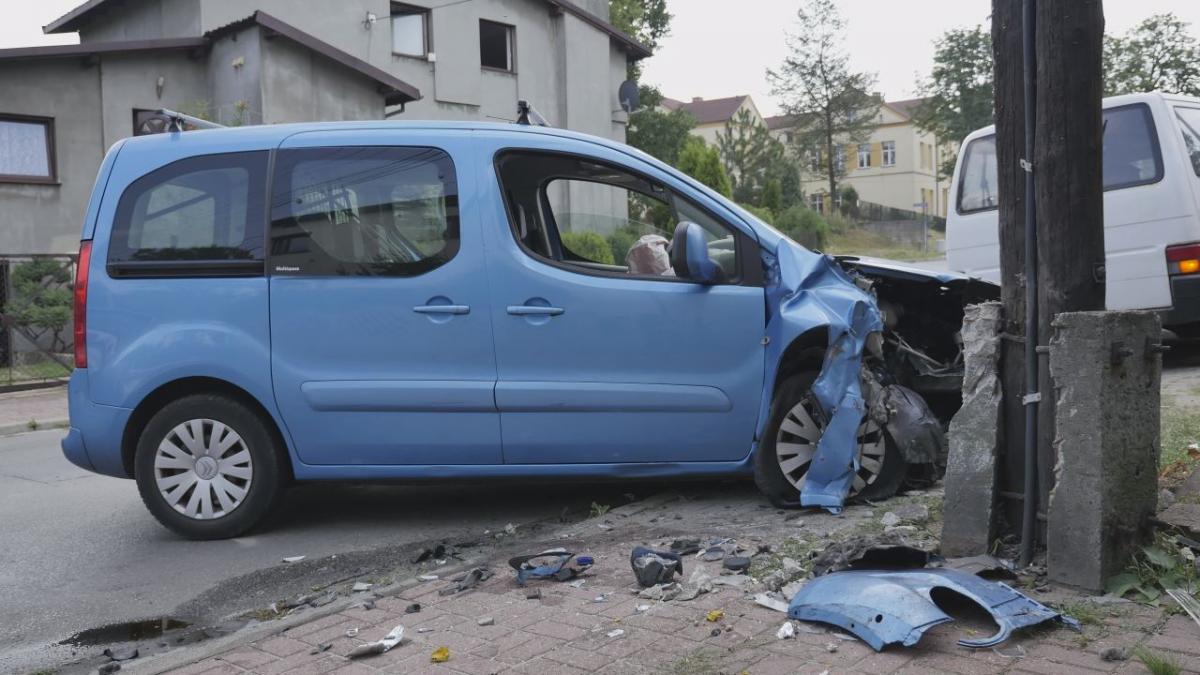 Berlingo wjechało w słup na Batorego