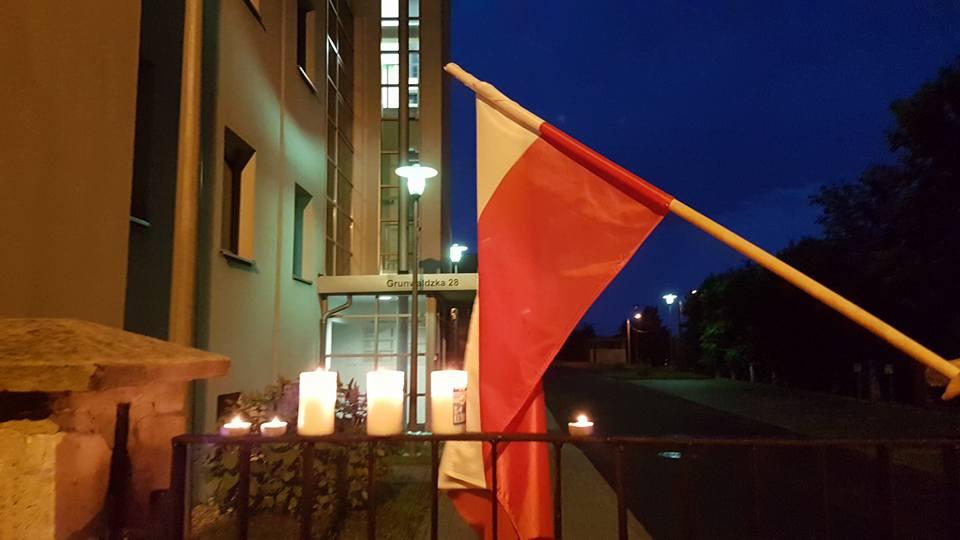 Grupa jaworznian zapaliła znicze przy sądzie
