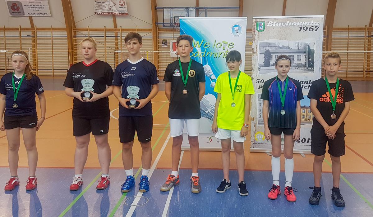 Wszyscy zawodnicy KS Wolant z medalami