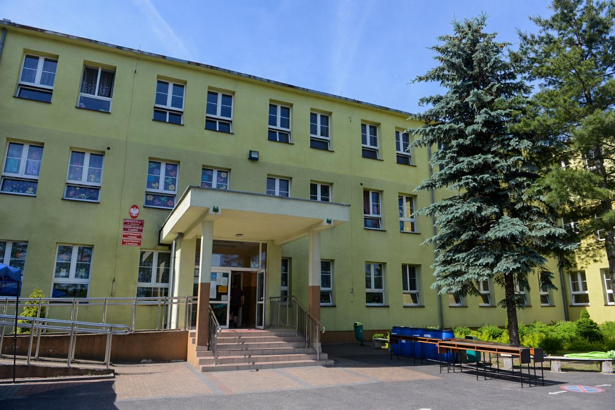 W Zespole Szkół nr 3 fałszowano faktury