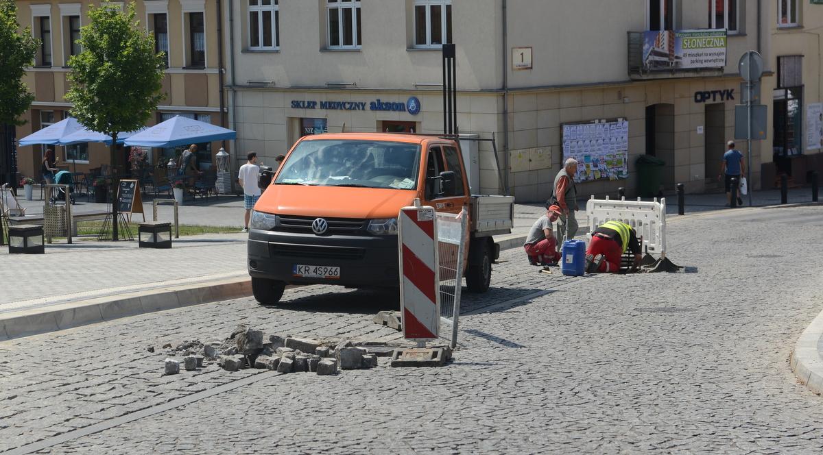 Trwa naprawa kostki na rynku