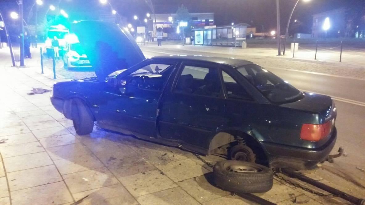Miał 2 promile, wjechał w słupki i uciekł