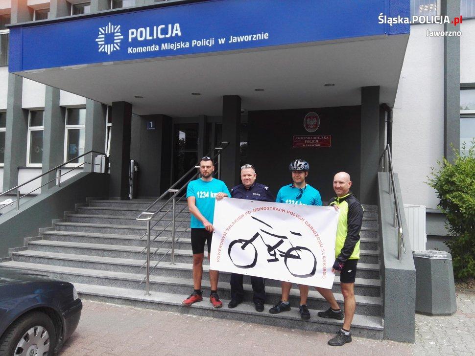 Policjant wracał na rowerze z charytatywnej akcji. Potrącił go samochód