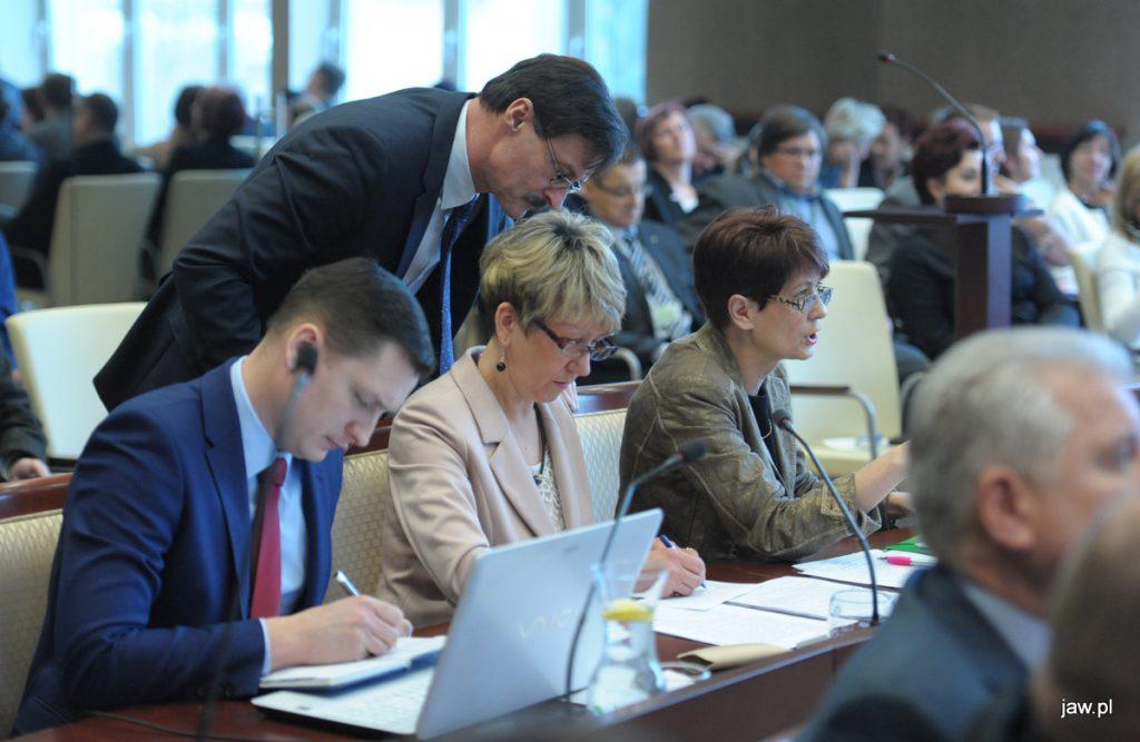 Opozycja walczy o jawność w działaniach władzy