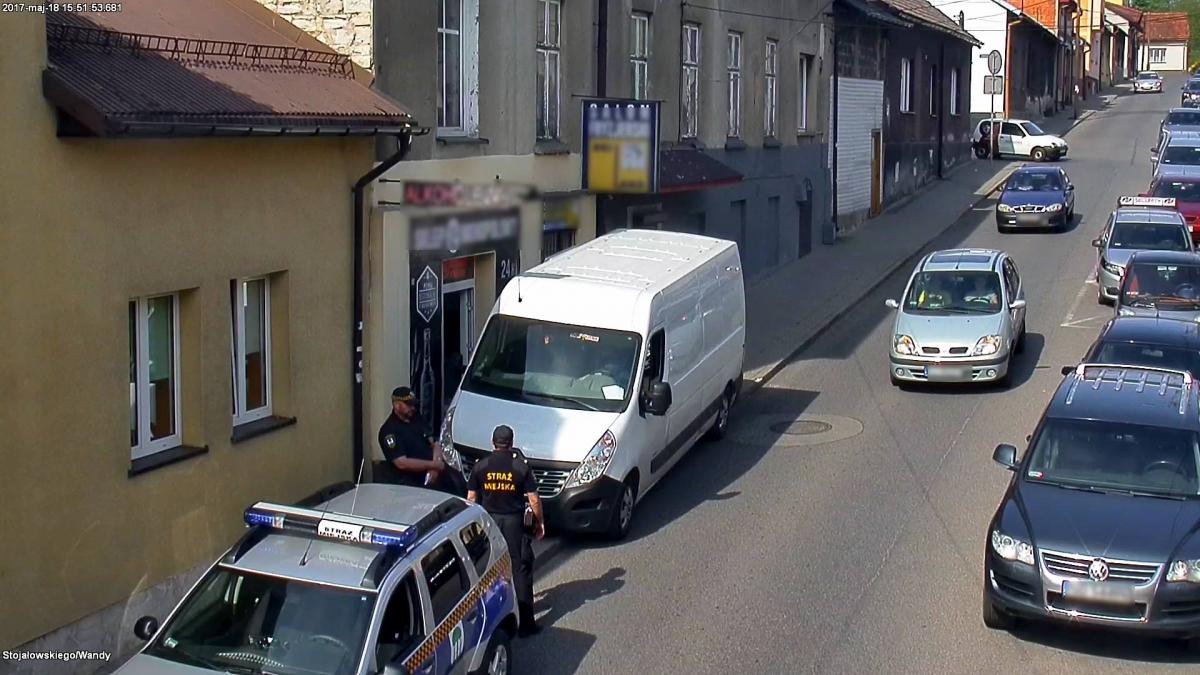 Zaparkował na chodniku i zablokował ruch na Stojałowskiego