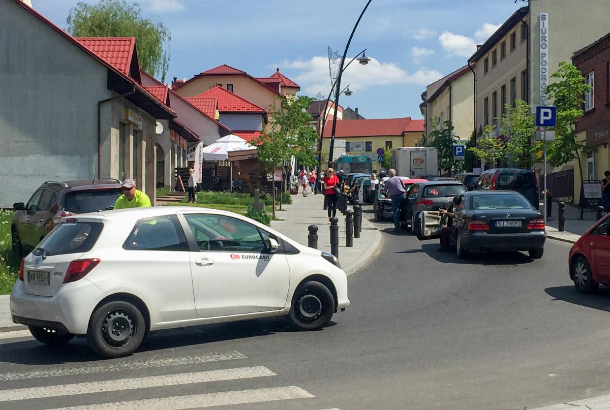 Opel zablokował drogę. Będzie mandat