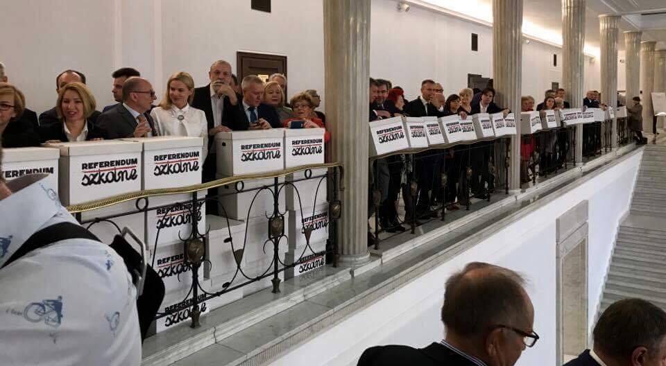 Ponad 900 tys. podpisów popierających referendum w sprawie reformy oświaty
