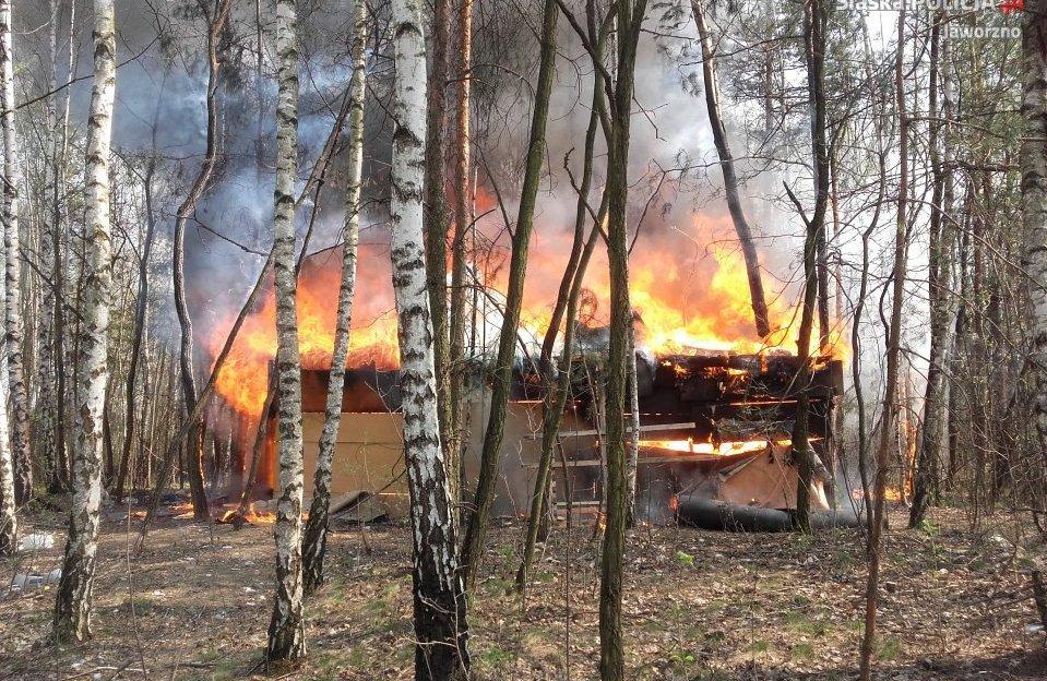 Pożar baraku w lesie na Starej Hucie
