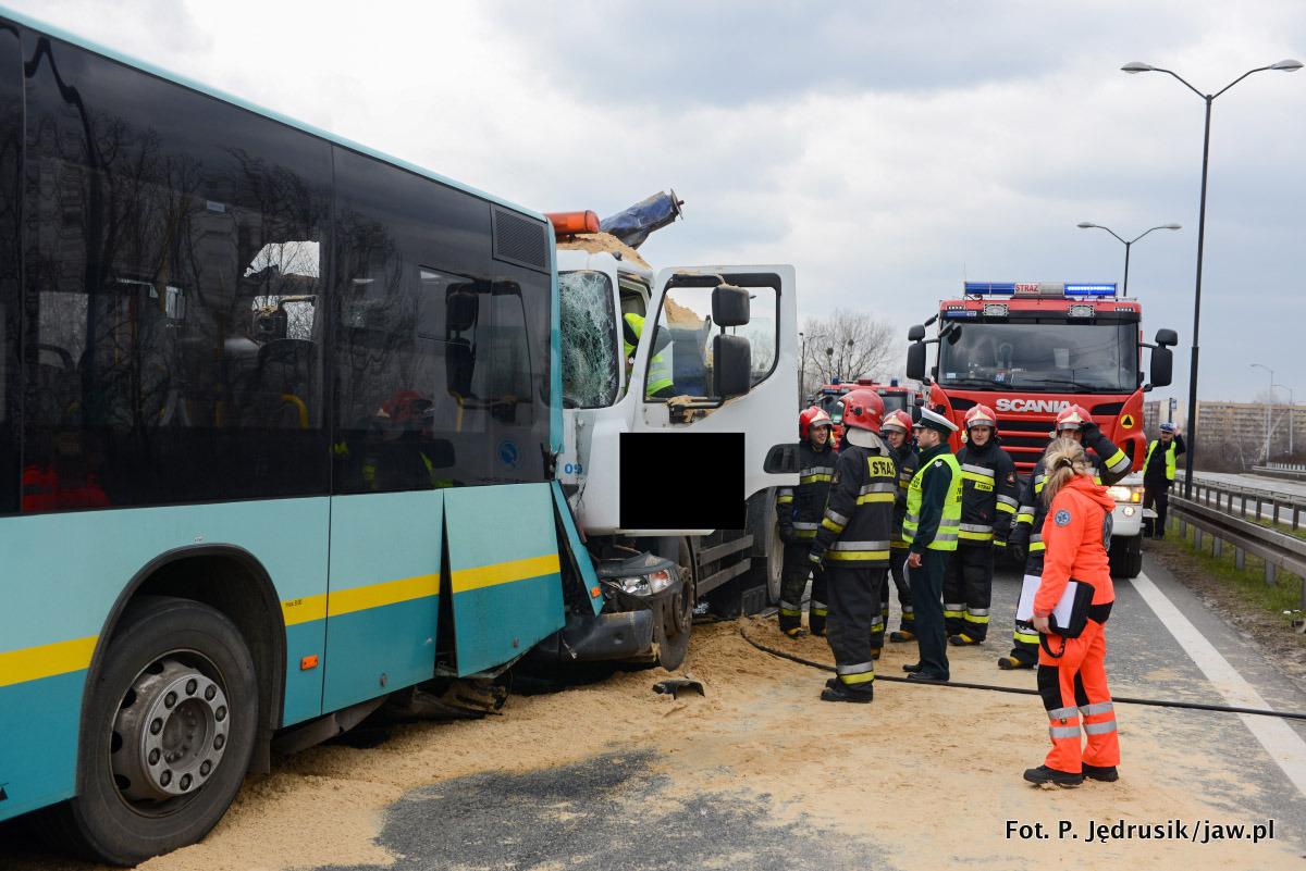Wypadek autobusu PKM. Uderzyła w niego ciężarówka - VIDEO