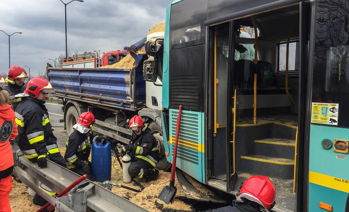 NEWS: Ciężarówka uderzyła w autobus PKM