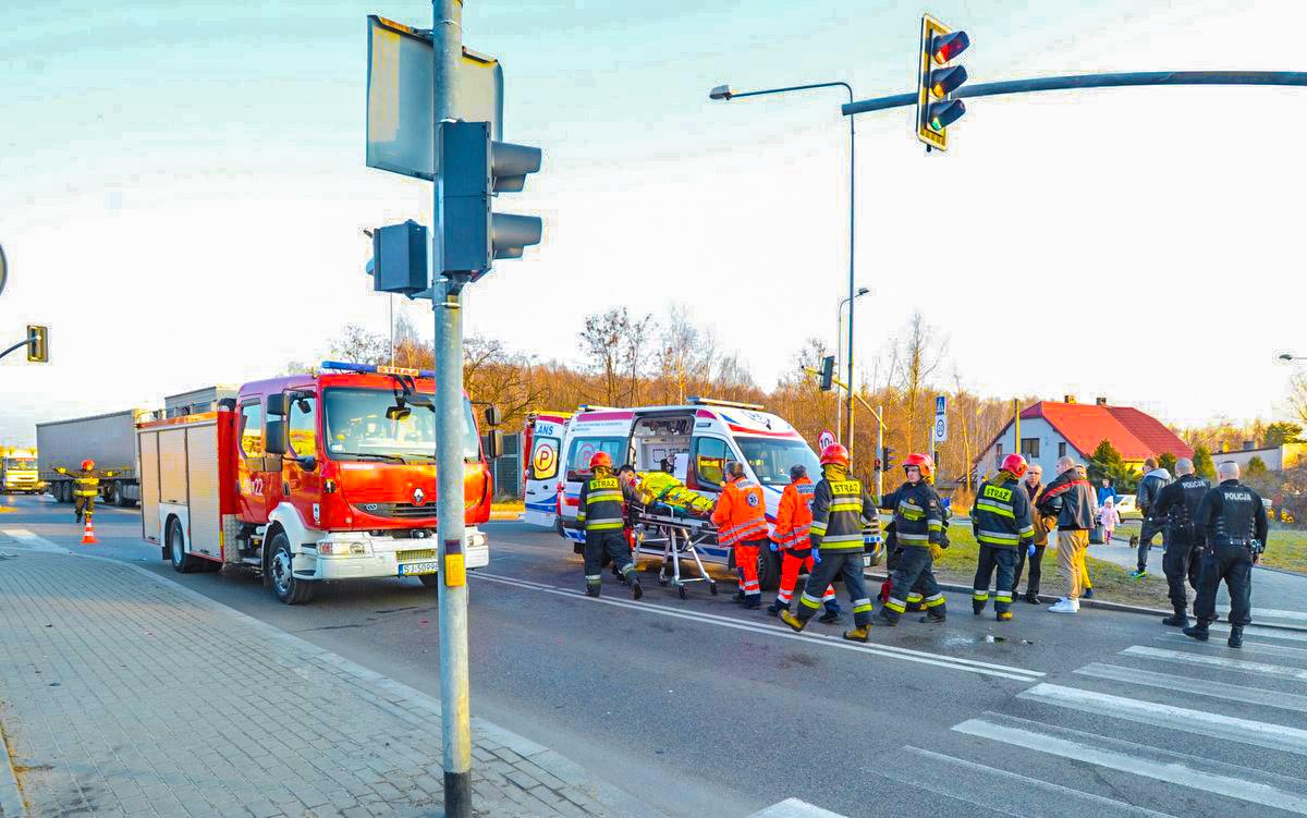 Kolizja osobówki z motocyklem na ul. Olszewskiego