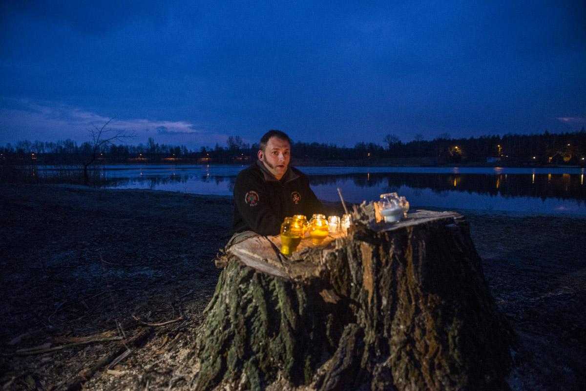 Zapalili znicze na pniach wyciętych drzew