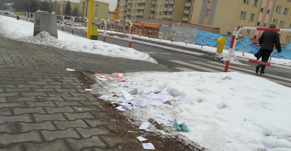 Awiza pocztowe z danymi na ulicy