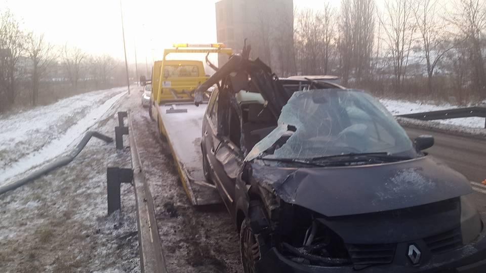 Wjechał w słup i barierę energochłonną