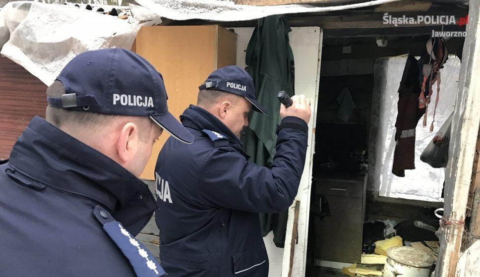 Policjanci kontrolują miejsca, w których przebywają bezdomni