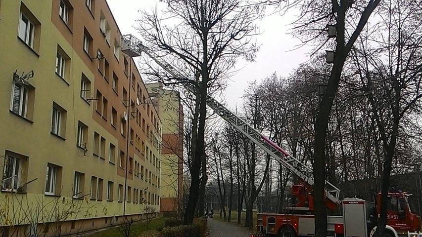 Strażacy użyli drabiny, aby wydostać 80-latkę z mieszkania