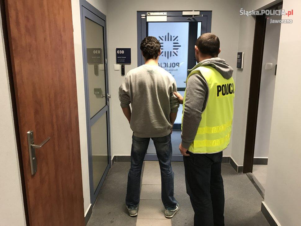 Wybili szybę butelką i znieważyli policjantów