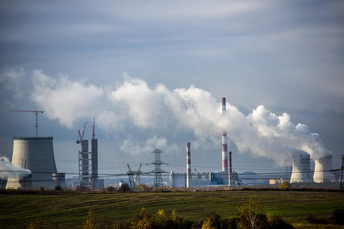 Chłodnia już wyższa od pylonów. Zobacz zdjęcie