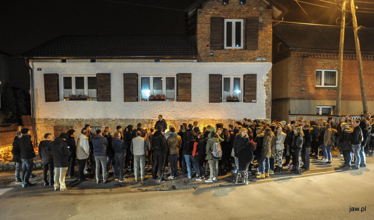 Tłumy przed wejściem do „Doomu Strachu”