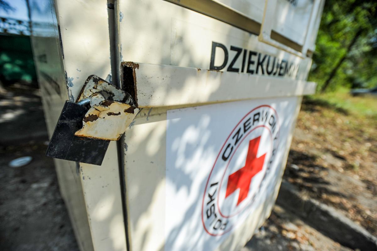 Płacz dziecka w kontenerze PCK. Okazało się, że to... lalka