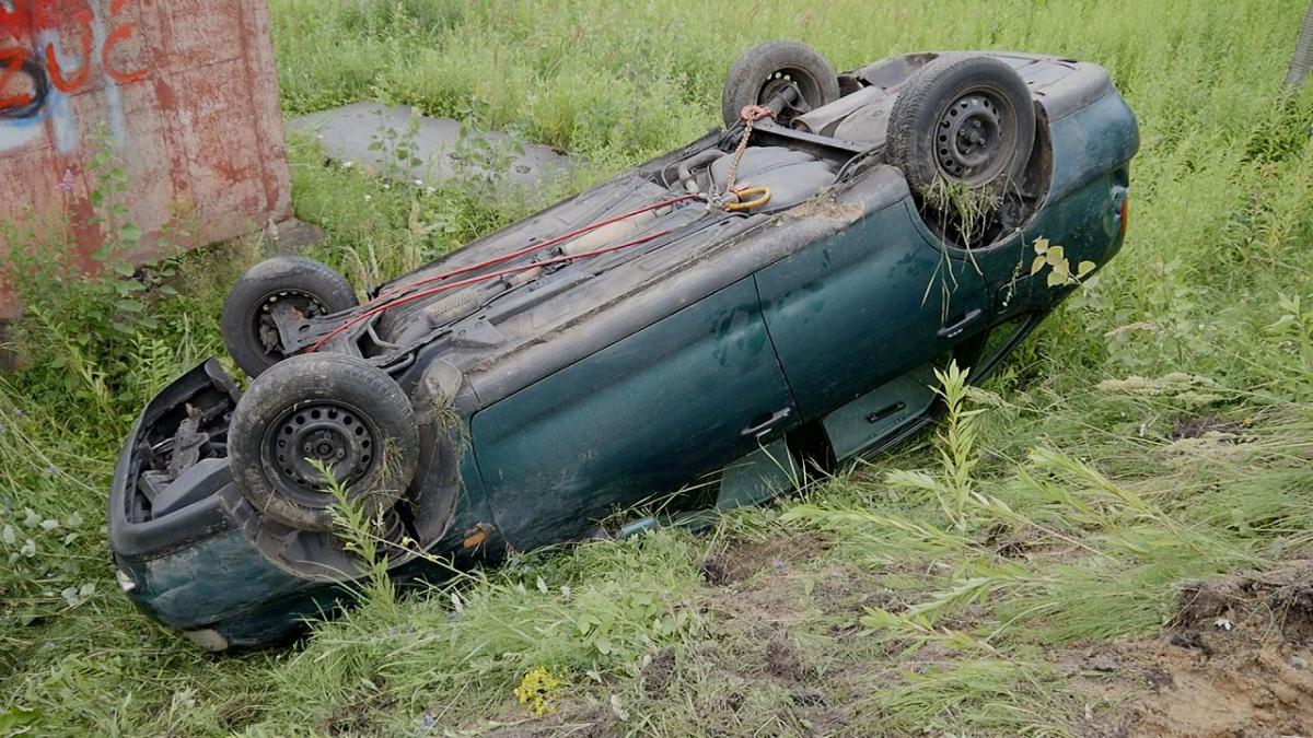 Groźna kolizja. Samochód dachował