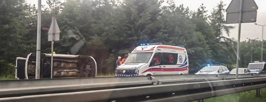 Kolizja na Grunwaldzkiej. Mitsubishi przewróciło się na bok