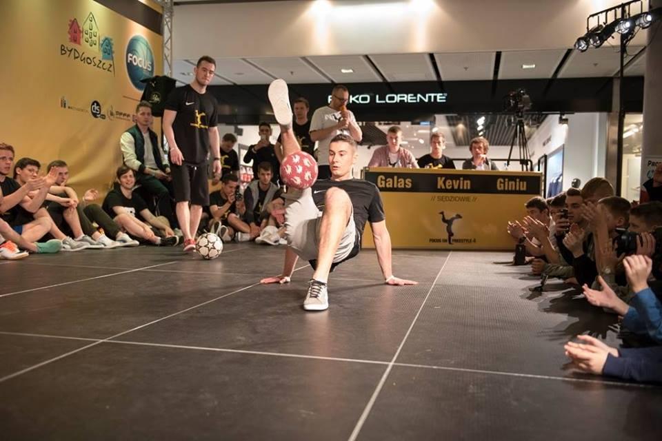 Chcę walczyć o najwyższe miejsca w turniejach, czyli rozmowa z Dawidem „Ziomalem” Ziomkiem, zawodnikiem freestyle football