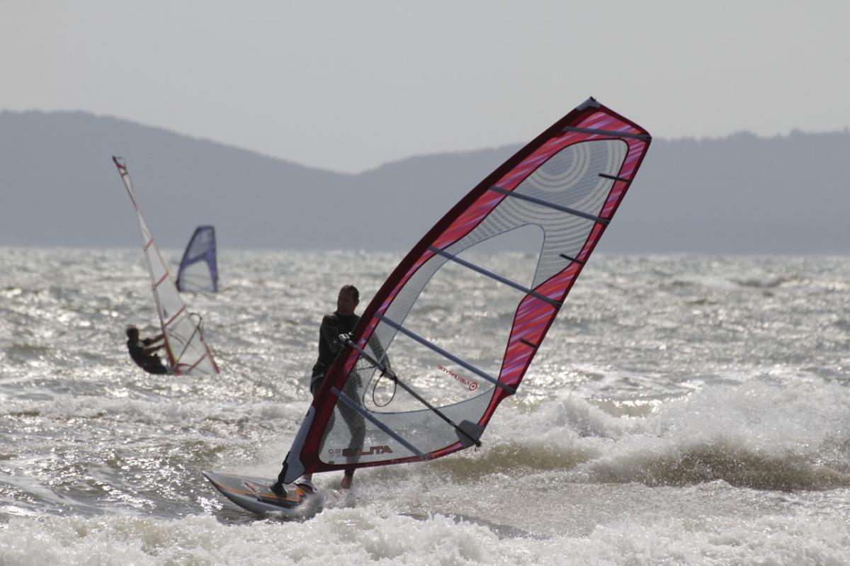 Letnia szkoła windsurfingu - idealny pomysł na wakacje.
